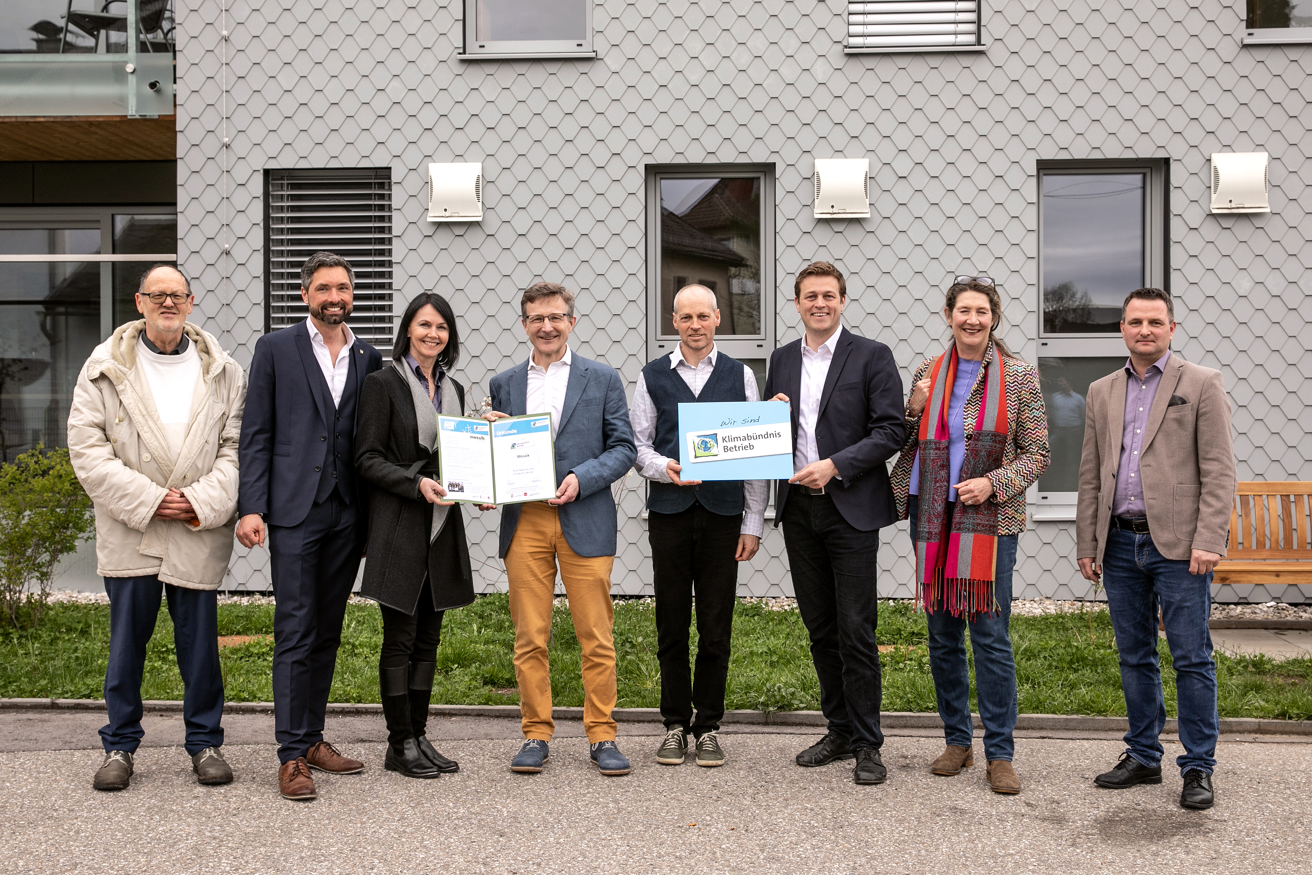 &nbsp;v.l. Hans &Uuml;bleis (Obmann Verein Sozialzentrum). Peter Schobesberger (B&uuml;rgermeister), Claudia Hittenberger (Stv. Leiterin Mosaik), Norbert Ellinger (Klimab&uuml;ndnis), Stefan Hindinger (Leiter Mosaik), Stefan Kaineder (Landesrat), Sonja Pickhardt-Kr&ouml;pfel (Umweltstadtr&auml;tin), David Binder (Sicherheitsstadtrat)