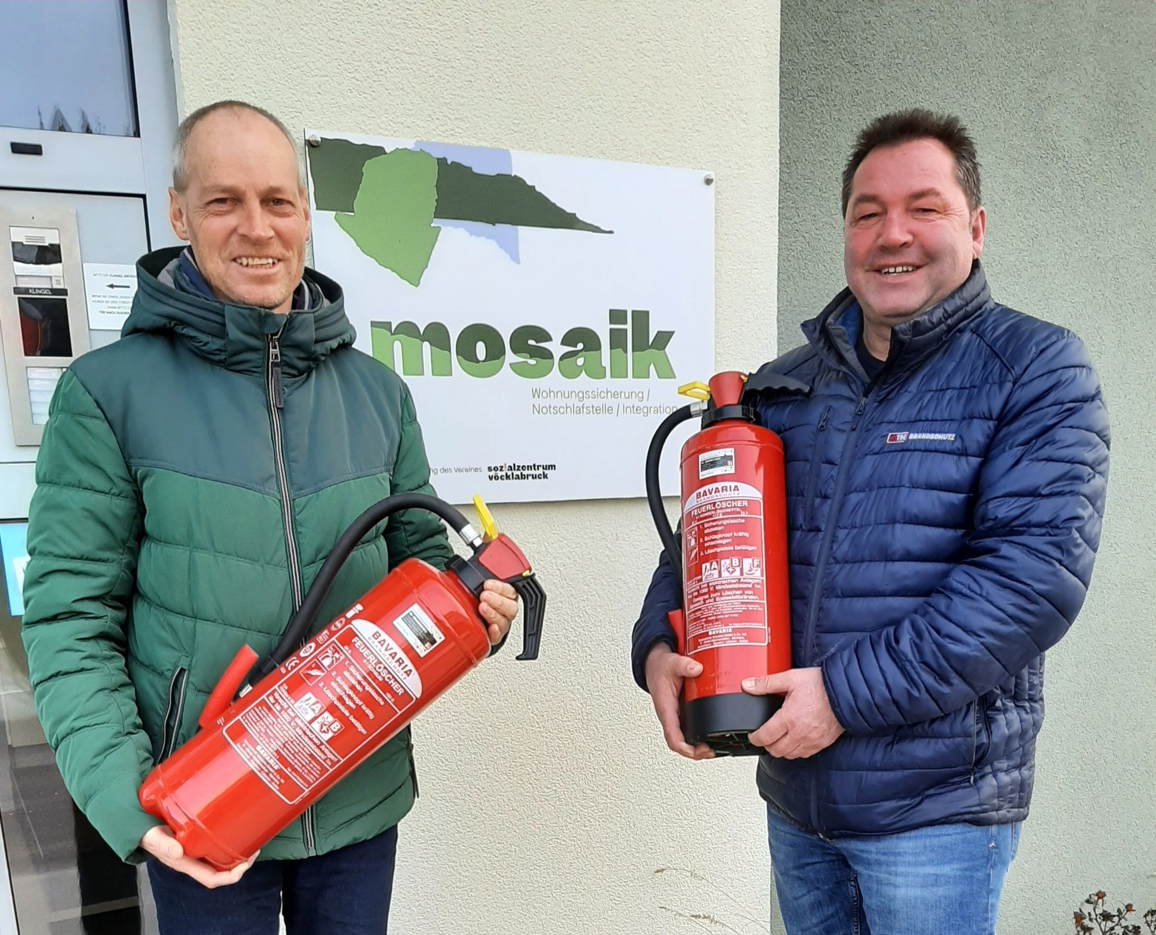 Thomas Machreich (TM-Brandschutz) übergab eine Feuerlöscher-Spende an Stefan Hindinger (Mosaik)