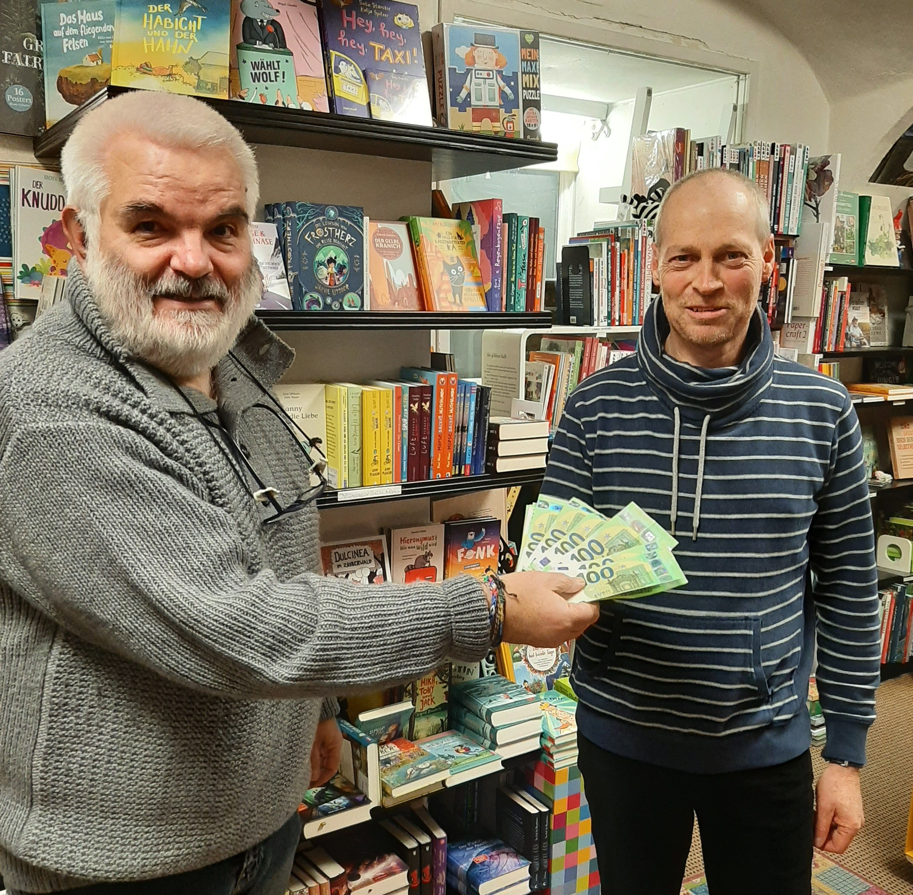 Foto: Michael Neudorfer übergibt Mosaik-Leiter Stefan Hindinger 20 Bausteine für die neue Notschlafstelle.