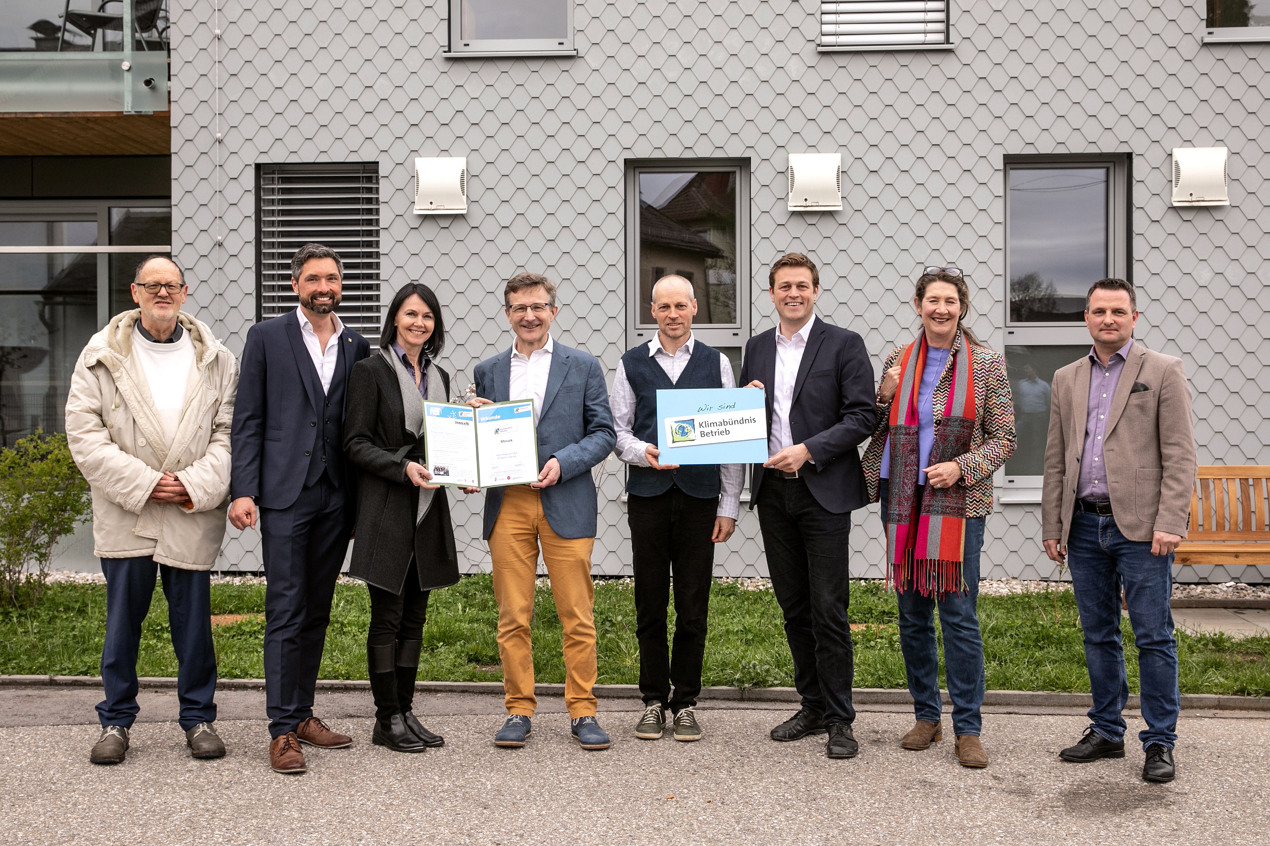 v.l. Hans Übleis (Obmann Verein Sozialzentrum). Peter Schobesberger (Bürgermeister), Claudia Hittenberger (Stv. Leiterin Mosaik), Norbert Ellinger (Klimabündnis), Stefan Hindinger (Leiter Mosaik), Stefan Kaineder (Landesrat), Sonja Pickhardt-Kröpfel (Umweltstadträtin), David Binder (Sicherheitsstadtrat)