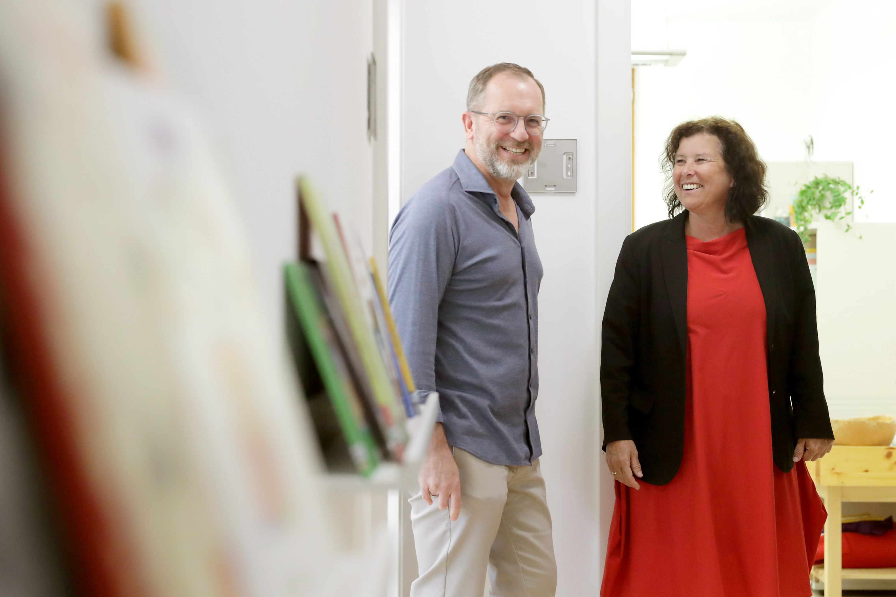  v.li.: Norbert Winter, Leiter des Kinderschutzzentrums IMPULS mit Landesrätin Birgit Gerstorfer (Quelle: Land OÖ/Denise Stinglmayr)